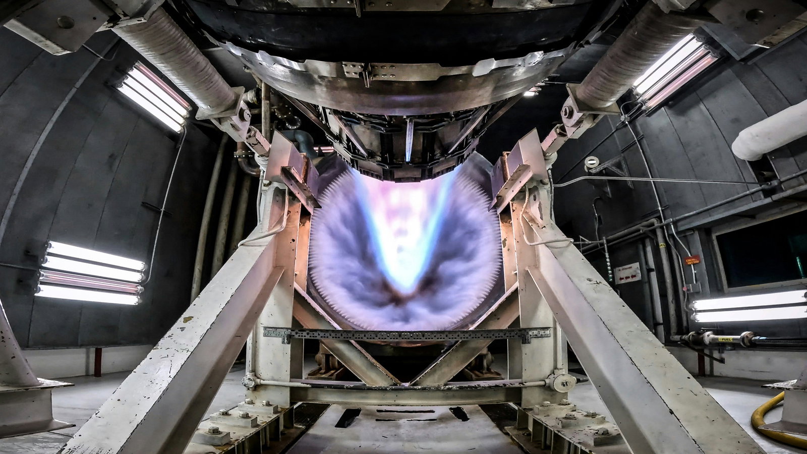 Engine test stand with exhaust plume