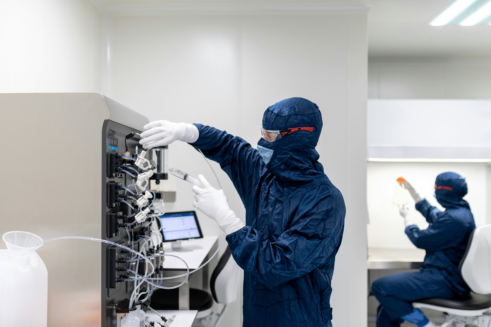 Superconducting circuit board wire-bonded to a cold-stage interface
