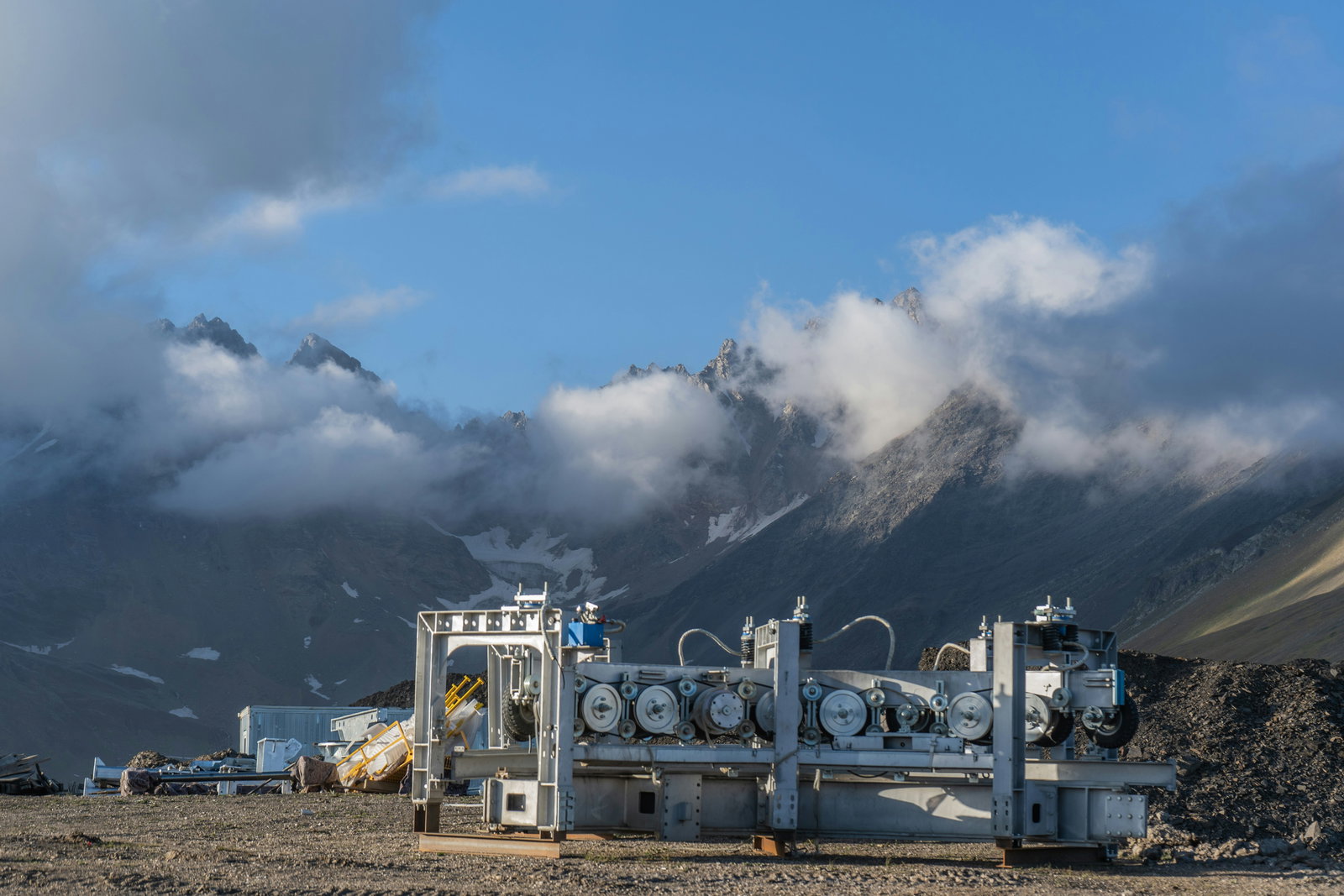 Cryogenic dewar and transfer lines in a superconductivity laboratory