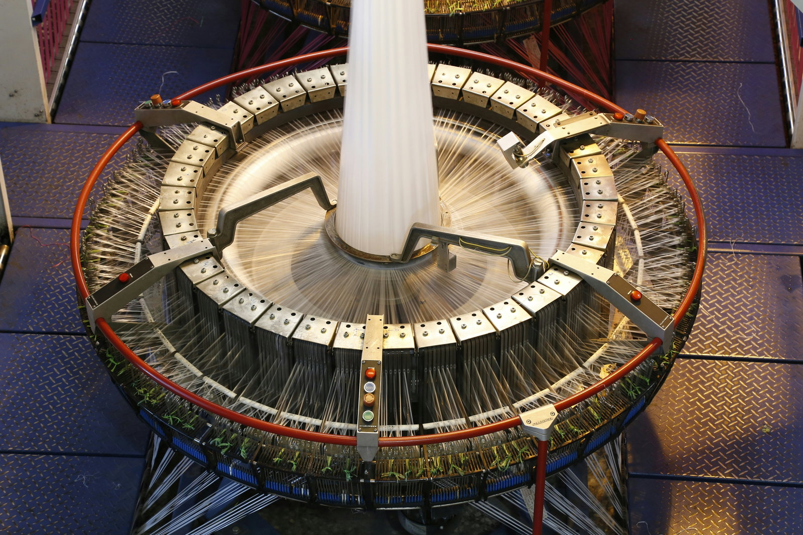 Superconducting sample mounted on a cold-finger assembly
